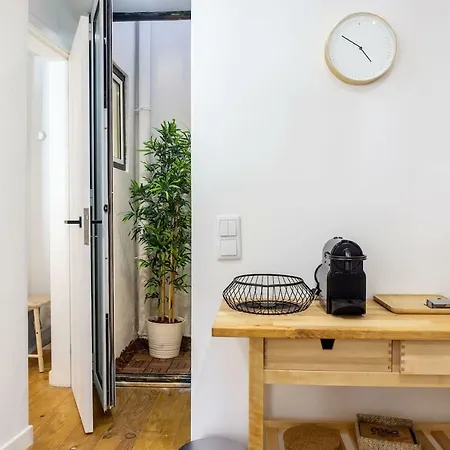 Lovelystay - Traditional Alfama View 아파트 *